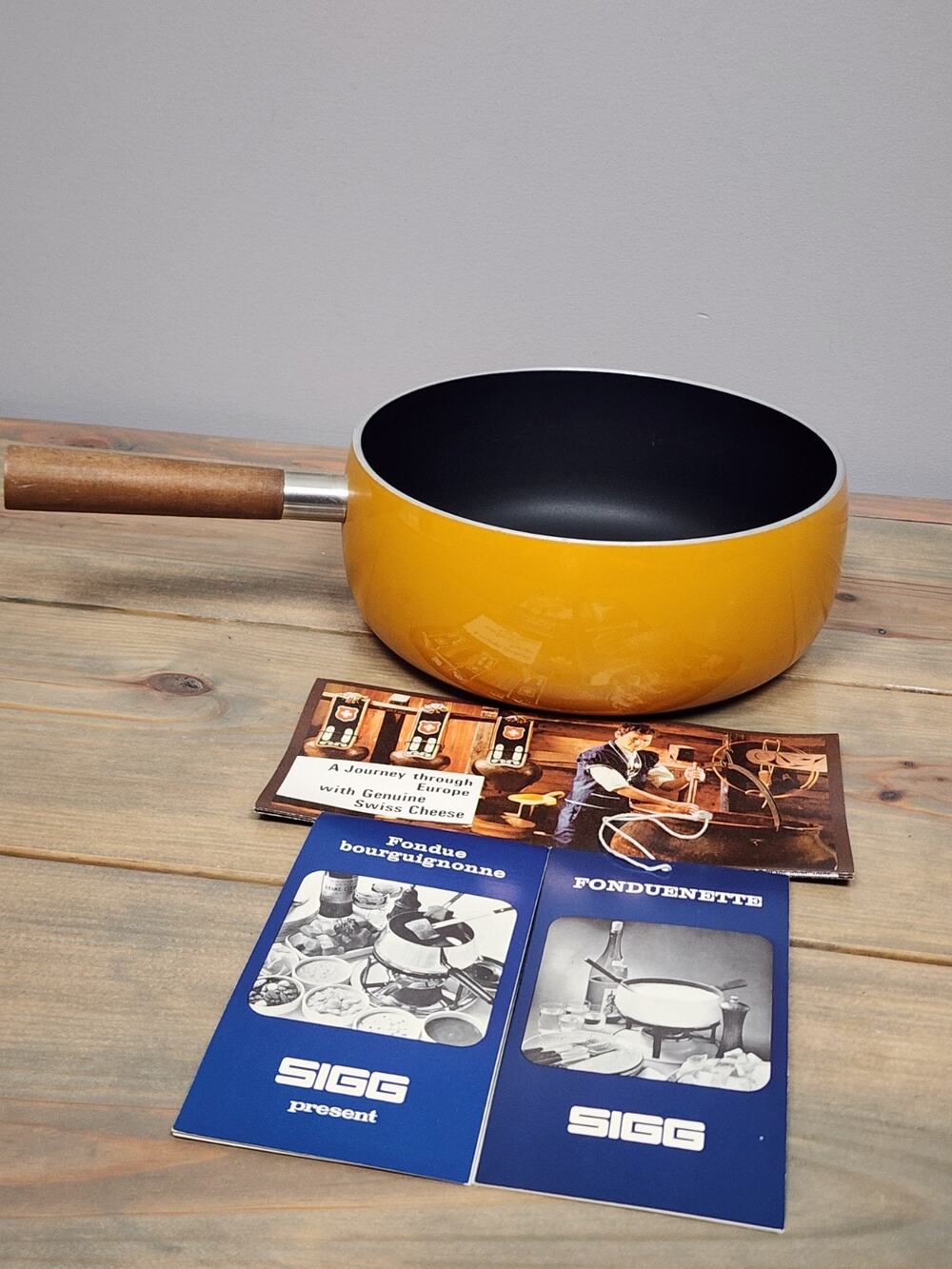 Vintage SIGG Fondue Yellow Cook Pot Wood Handle Teflon II